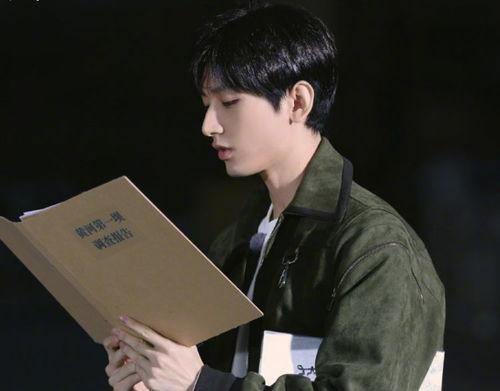 成毅吃瓜围兜,趣味瞬间，萌态十足