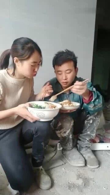 夫妇工地吃瓜,工地上的温馨瞬间